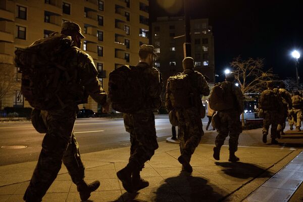 Военнослужащие Национальной гвардии на одной из улиц неподалеку от здания Капитолия в Вашингтоне - Sputnik Moldova-România
