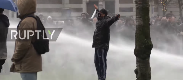 Netherlands: Police clash with protesters as thousands rally against COVID lockdown in Amsterdam - Sputnik Moldova-România