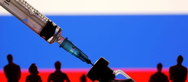 Шприц с ампулой на фоне российского флага - Sputnik Молдова