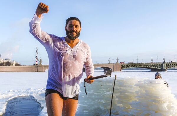 Мужчина после зимнего купания на Кронверкском протоке в Санкт-Петербурге - Sputnik Молдова