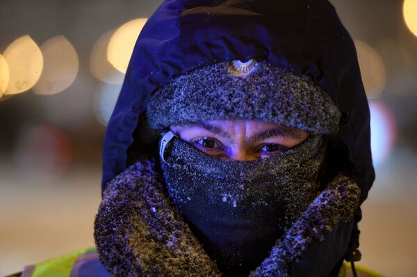 Сотрудник полиции во время снегопада на одной из улиц Казани - Sputnik Молдова