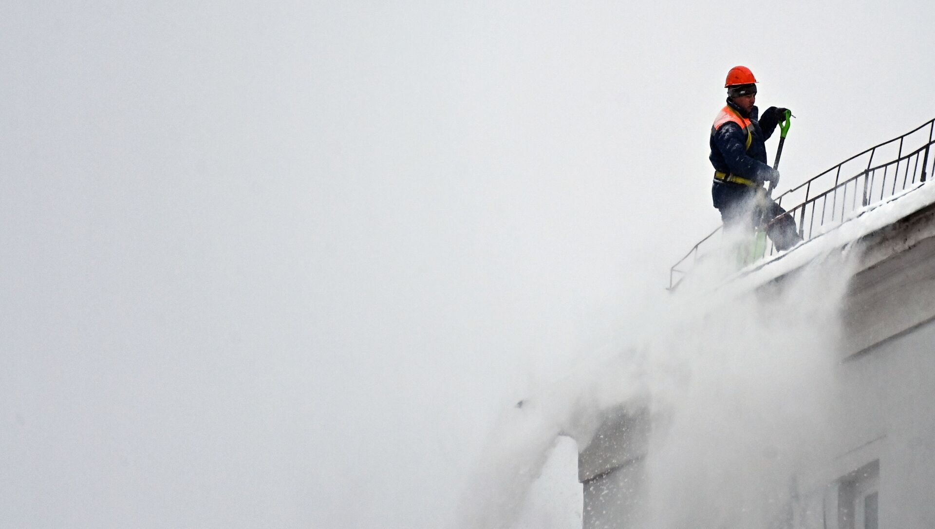 Сотрудник коммунальных служб во время чистки крыши одного из многоквартирных домов после сильного снегопада в Москве - Sputnik Moldova, 1920, 08.02.2021