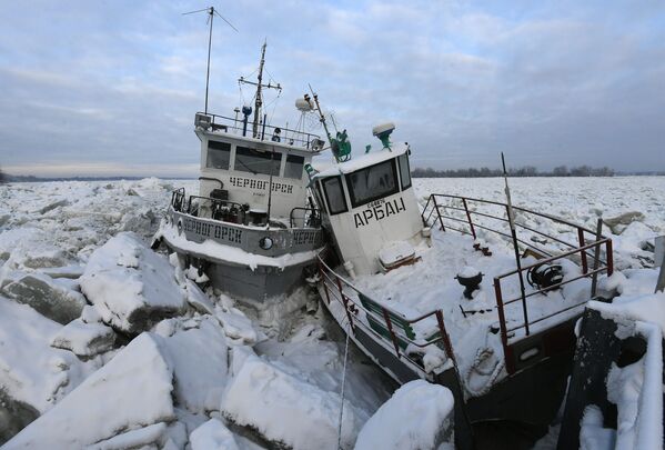 Буксиры Черногорск и Арбан, зажатые ледяными торосами в акватории Енисея - Sputnik Молдова