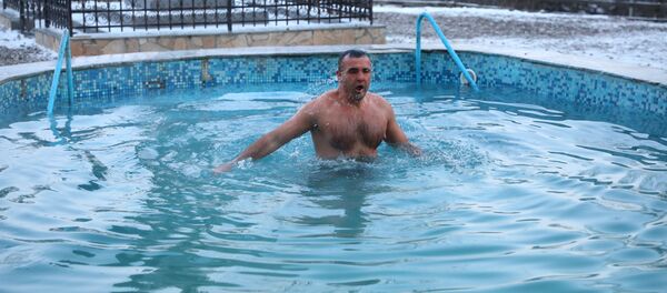 Moldovenii, în apa rece ca gheața de Bobotează - mănăstirea Hâncu  - Sputnik Moldova