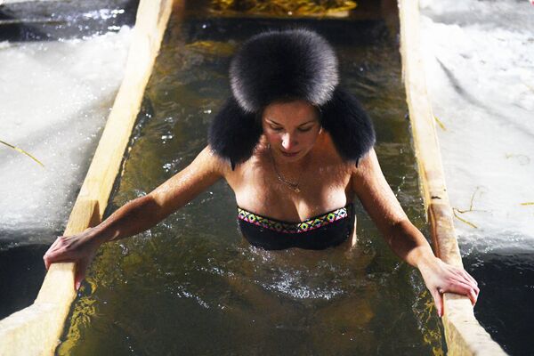 Девушка во время крещенского купания в проруби на реке Обь в черте Новосибирска - Sputnik Moldova
