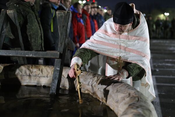 Настоятель, отец Михаил Францев, освящает воду перед началом крещенских купаний  в Новороссийске - Sputnik Moldova