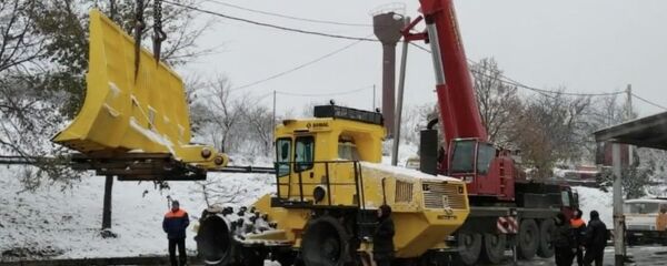 Компактор, который уплотняет отходы на полигоне - Sputnik Moldova