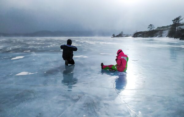 Люди на льду замерзшего озера Байкал - Sputnik Молдова