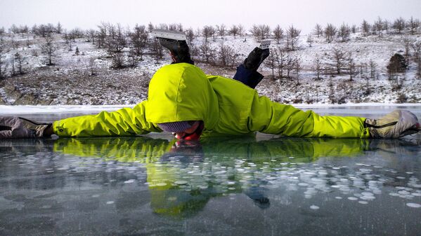 Мужчина лежит на замерзшем озере Байкал - Sputnik Молдова