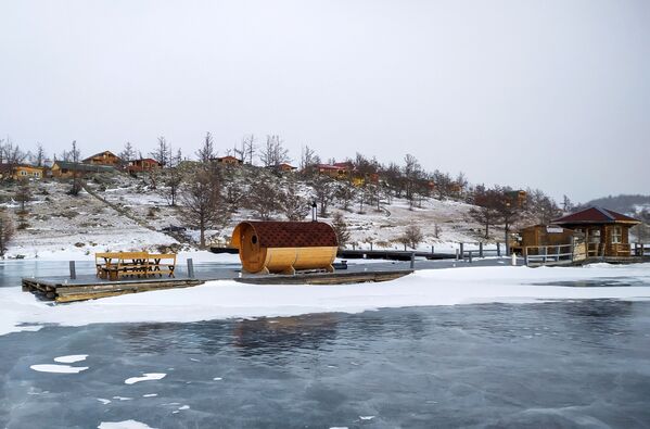 Баня на замершем берегу озера Байкал - Sputnik Молдова