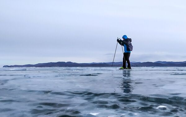 Мужчина катается на коньках на замерзшем озере Байкал - Sputnik Молдова