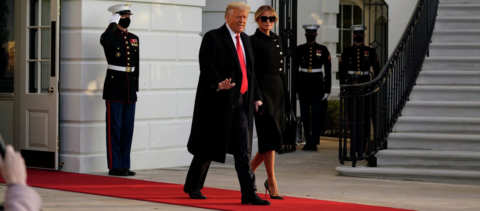 Президент США Дональд Трамп и его супруга Меланья покидают Белый дом - Sputnik Молдова, 1920, 20.01.2021