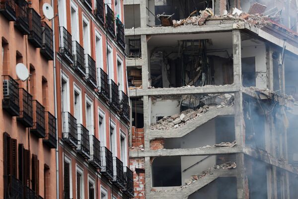 Дым и разрушения на месте взрыва в центре Мадрида, Испания - Sputnik Moldova-România