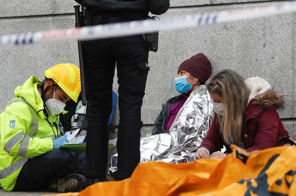 Полицейский и медицинский персонал помогают людям после взрыва в центре Мадрида - Sputnik Moldova-România