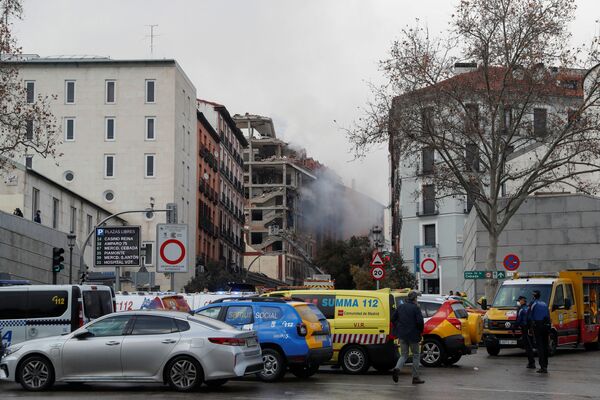 Дым и разрушения на месте взрыва в центре Мадрида, Испания - Sputnik Moldova-România