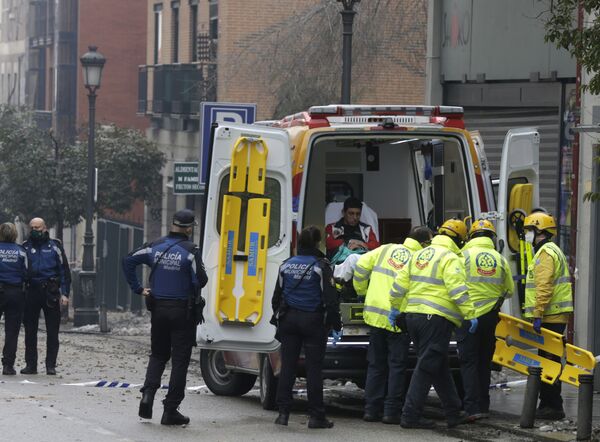 Раненый мужчина доставлен на машине скорой помощи после взрыва в центре Мадрида - Sputnik Moldova-România
