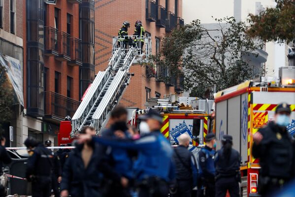 Пожарные на месте происшествия в центре Мадрида, где в одном из домов произошел взрыв - Sputnik Moldova-România