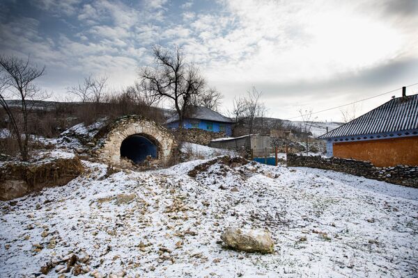 Multe din bordeiele din sat au fost abandonate de proprietari  - Sputnik Moldova