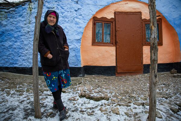 Maria Aredeleanu, o pensionară de 81 de ani din satul Rogojeni, în fața bordeiului ei  - Sputnik Moldova