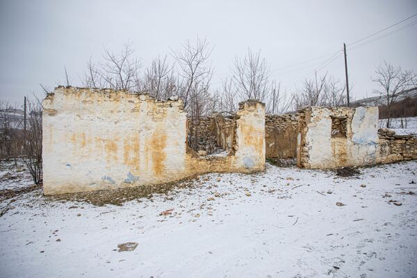 Gospodărie ruinată de timp din satul Rogojeni - Sputnik Moldova
