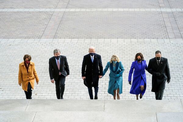 Избранный президент США Джо Байден, его жена Джилл, вице-президент Камала Харрис, ее муж Дуг Эмхофф, сенатор Рой Блант и сенатор Эми Клобучар прибывают на инаугурацию Байдена, в Вашингтоне - Sputnik Moldova
