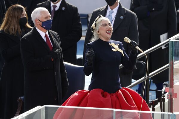 Майк Пенс и Леди Гага на инаугурации Джо Байдена - Sputnik Moldova