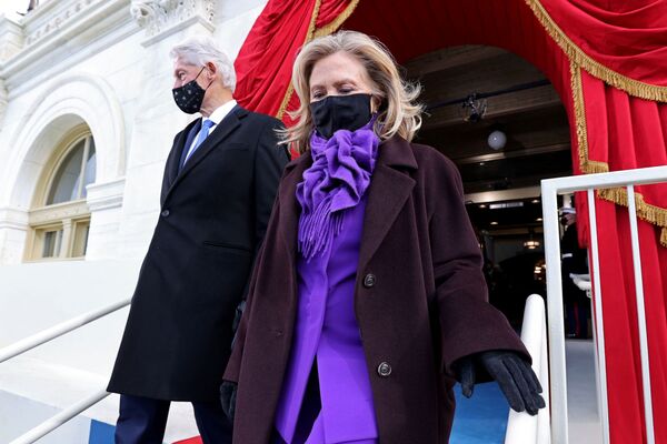 Экс-президент США Билл Клинтон со своей женой Хиллари прибывают на церемонию инаугурации Джо Байдена - Sputnik Молдова