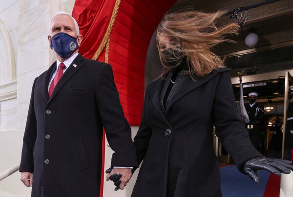 Вице-президент США Майк Пенс и его супруга Карен прибывают на инаугурацию Джо Байдена - Sputnik Молдова