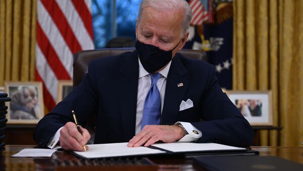 Президент США Джо Байден во время подписания указов в Белом доме  - Sputnik Moldova