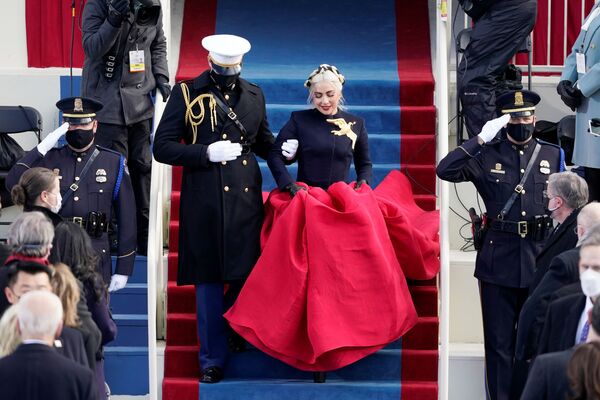 Леди Гага во время 59-й инаугурации президента США в Капитолии в Вашингтоне - Sputnik Молдова