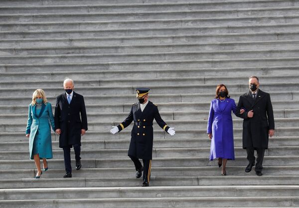 Президент США Джо Байден, первая леди Джилл Байден, вице-президент Камала Харрис и ее муж Дуг Эмхофф после церемонии инаугурации в Вашингтоне - Sputnik Молдова