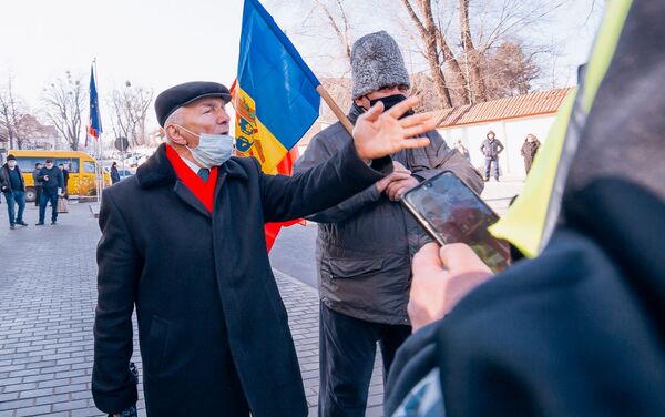 Протесты у здания Конституционного суда Молдовы, где рассматривают конституционность закона О функционировании языков - Sputnik Молдова