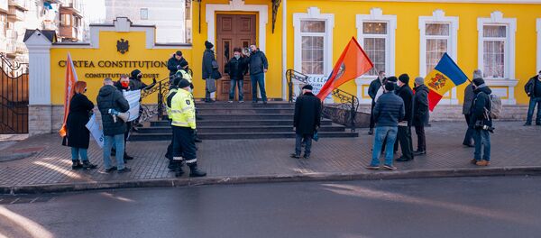Протесты у здания Конституционного суда Молдовы, где рассматривают конституционность закона О функционировании языков - Sputnik Молдова