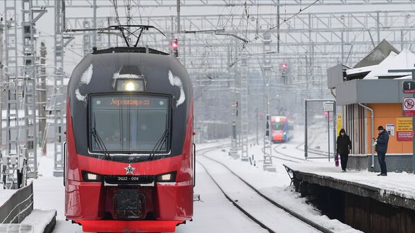Уборка платформы от снега на станции МЦД-1 Кунцевская - Sputnik Moldova-România