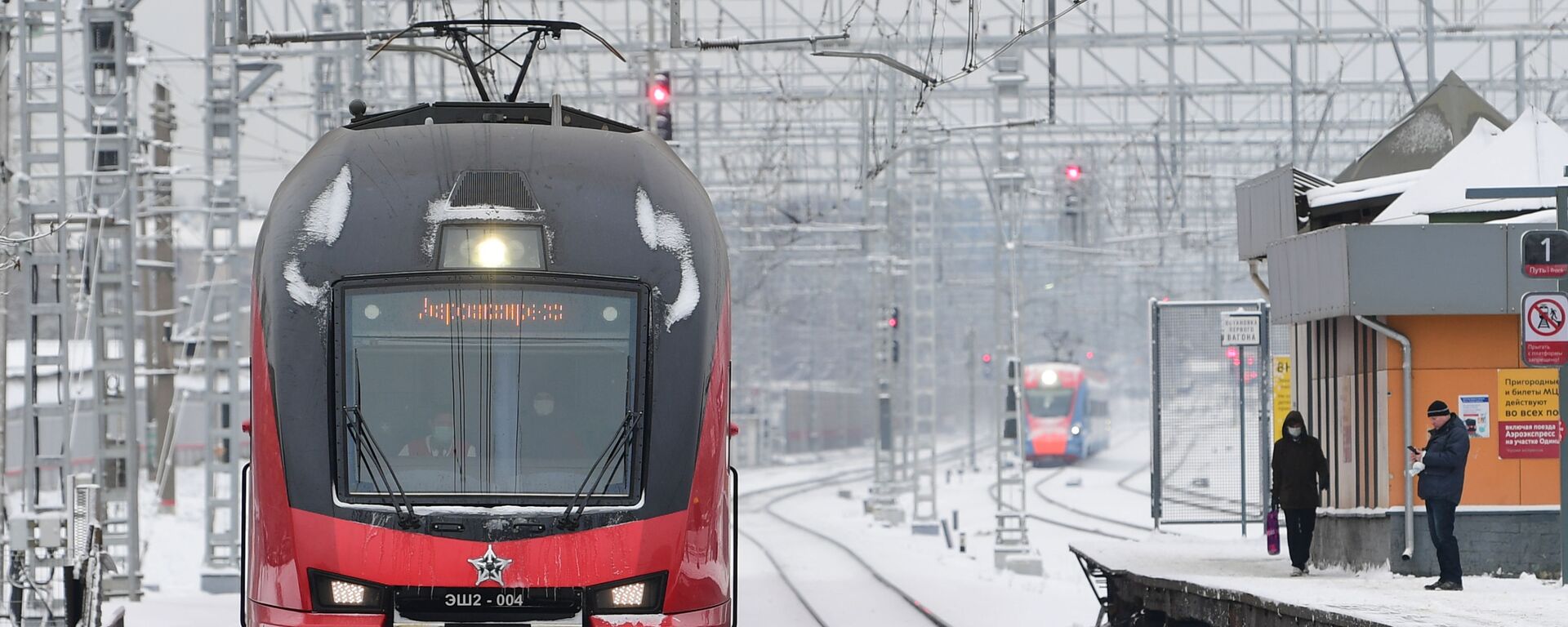 Уборка платформы от снега на станции МЦД-1 Кунцевская - Sputnik Молдова, 1920, 02.01.2022