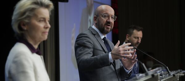 European Commission President Ursula von der Leyen (L) and European Council President Charles Michel (C) - Sputnik Moldova-România