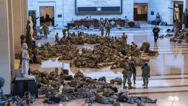 Члены Национальной гвардии США во время отдыха в здании Капитолия в городе Вашингтон  - Sputnik Молдова
