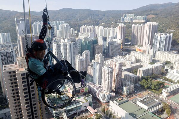 Альпинист Lai Chi-wai с параличом нижних конечностей, пытается подняться на башню Nina в Гонконге - Sputnik Moldova-România