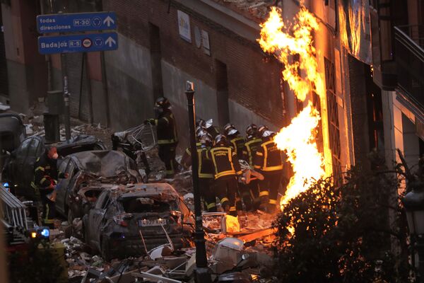 Пожарные на месте происшествия в центре Мадрида, где в одном из домов произошел взрыв - Sputnik Moldova-România