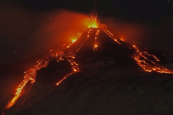 Извержение вулкана Этна, Италия - Sputnik Moldova-România