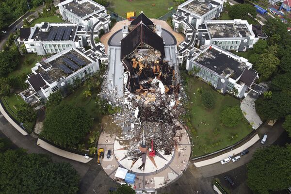 Правительственное здание, поврежденное после землетрясения в Мамуджу, Западный Сулавеси, Индонезия - Sputnik Moldova-România