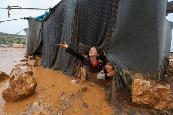 Дети в лагере для перемещенных лиц Умм-Джурн в сирийской провинции Идлиб - Sputnik Moldova-România