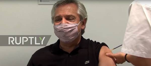 Argentina: Alberto Fernandez gets Sputnik V COVID-19 vaccine - Sputnik Moldova-România
