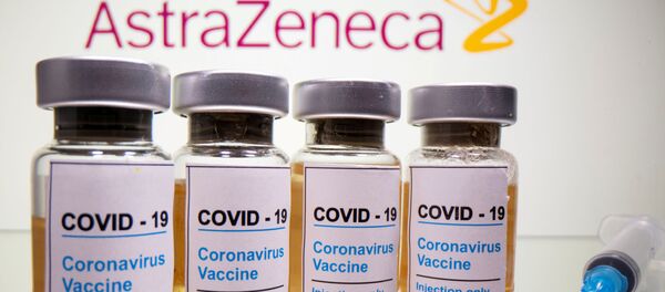 Иллюстрационное фото вакцины от Covid19 с логотипом AstraZeneca - Sputnik Moldova-România