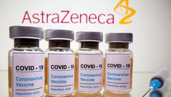 Иллюстрационное фото вакцины от Covid19 с логотипом AstraZeneca - Sputnik Moldova