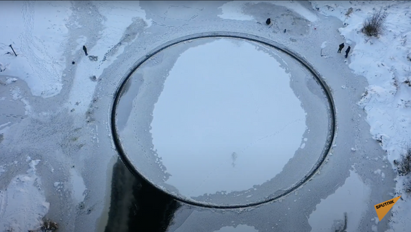 Идеально ровный гигантский круг появился на реке под Брестом - Sputnik Молдова
