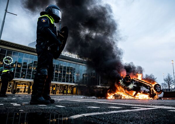 Горящий автомобиль после протестов против COVID-мер в Нидерландах - Sputnik Moldova-România