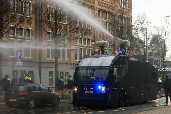 Использование водомета во время протестов против COVID-мер в Нидерландах - Sputnik Moldova-România