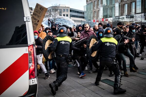 Протесты против COVID-мер в Нидерландах - Sputnik Moldova-România