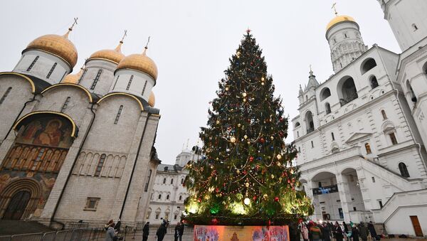 Украшение новогодней елки на Соборной площади Кремля - Sputnik Молдова